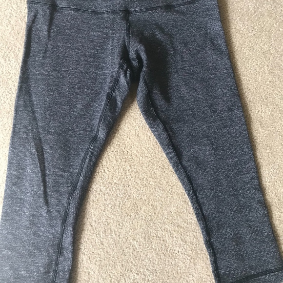Lululemon Wunder Under Crops- REVERSIBLE size 6 - Picture 1 of 5